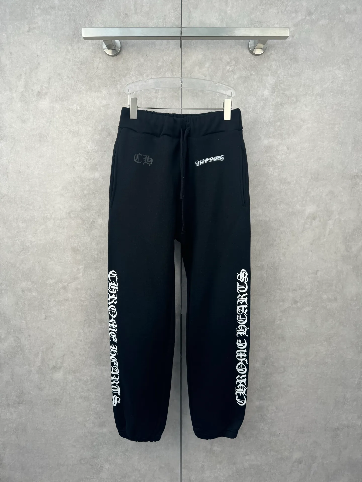 P366 Chrome Heart Ch Sanskrit black loose-fitting leggings sweatpants Size: S/M/L Made of high-weight plus velvet cotton fabric, which combines warmth and crisp texture. The version is the popular "wide at the top and narrow at the bottom" leggings silhouette. It is equipped with a drawstring waistband, double side pockets and back pockets. While maintaining the casual feel of the street, it highlights the tonality of luxury items through high-tech printing and fabric texture.